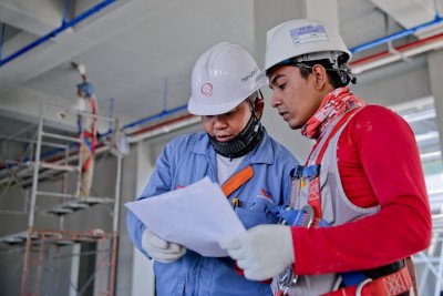 construction workers discussing a plan